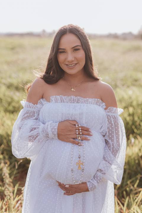 ensaio de gestante no campo com por do sol'