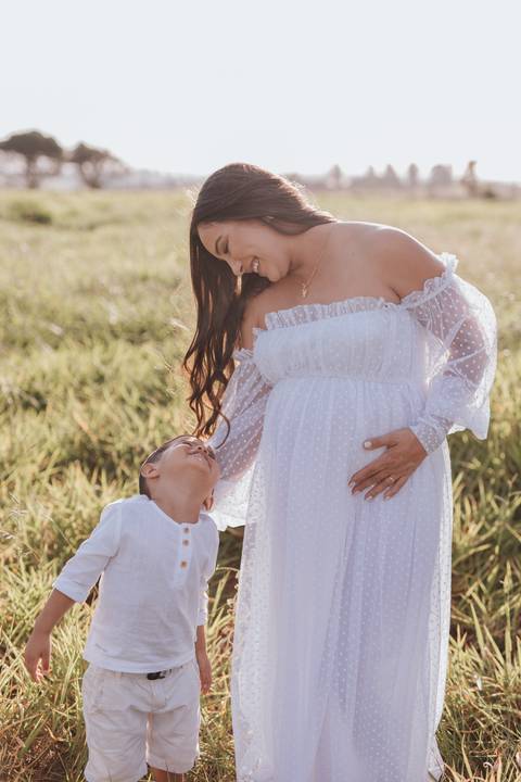 ensaio de gestante no campo com por do sol'