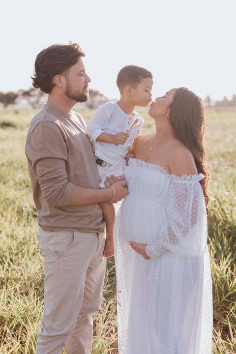 ensaio de gestante no campo com por do sol'