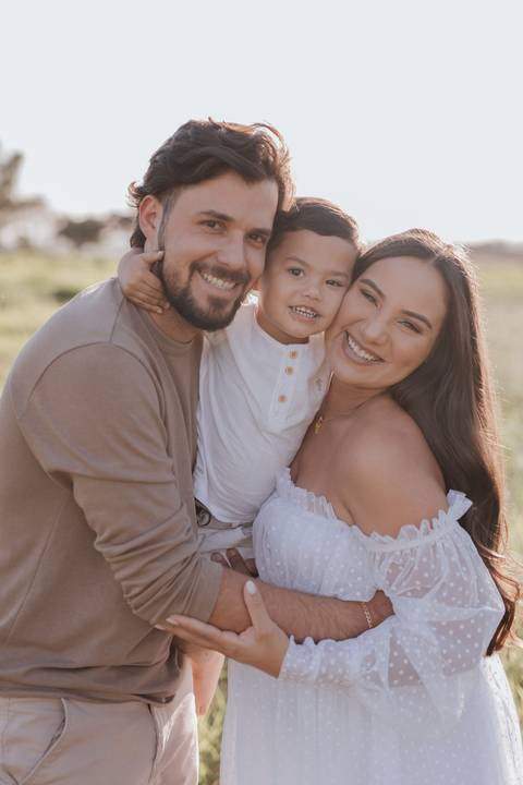 ensaio de gestante no campo com por do sol'