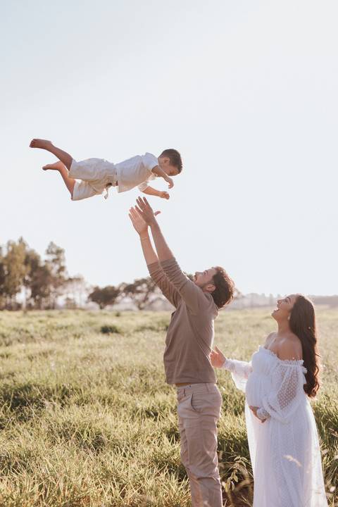 ensaio de gestante no campo com por do sol'