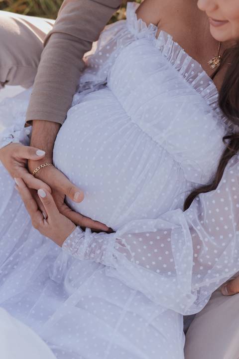 ensaio de gestante no campo com por do sol'