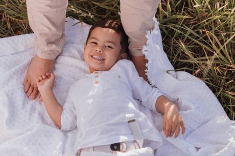 ensaio de gestante no campo com por do sol'