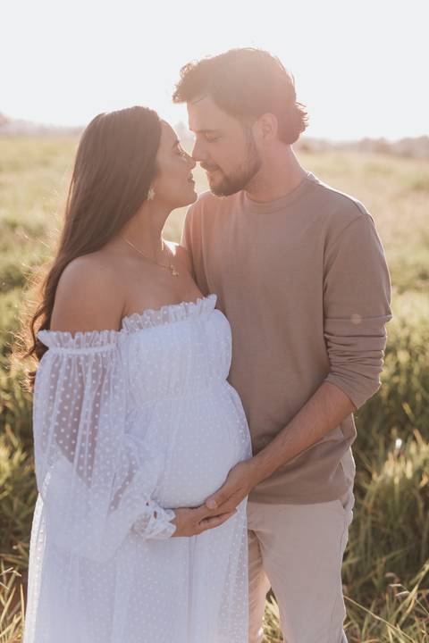 ensaio de gestante no campo com por do sol'