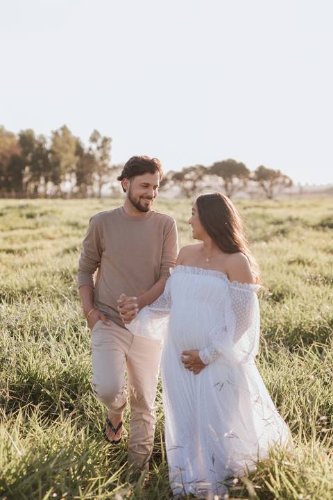 ensaio de gestante no campo com por do sol'