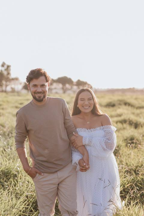 ensaio de gestante no campo com por do sol'