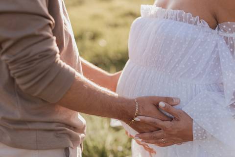 ensaio de gestante no campo com por do sol'