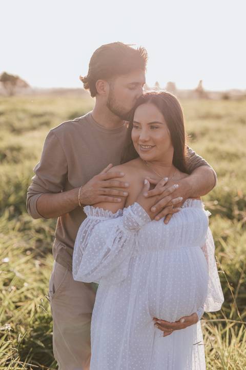 ensaio de gestante no campo com por do sol'