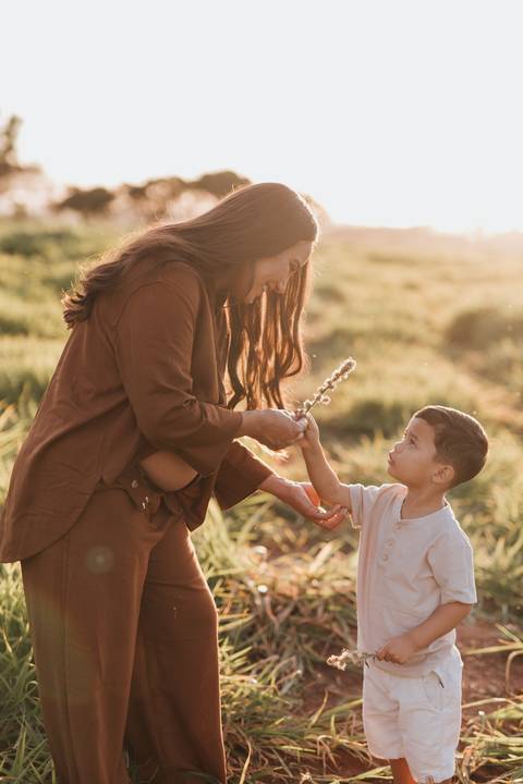 ensaio de gestante no campo com por do sol'