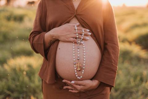 ensaio de gestante no campo com por do sol'