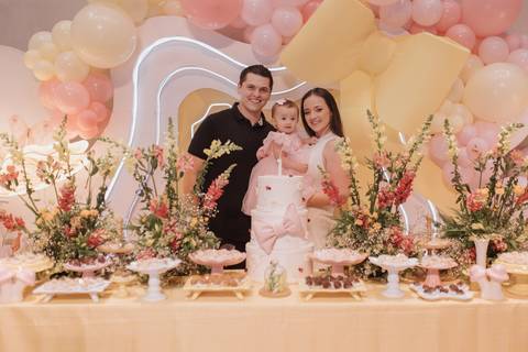 Decoração de aniversário de 1 ano com tema de laço'