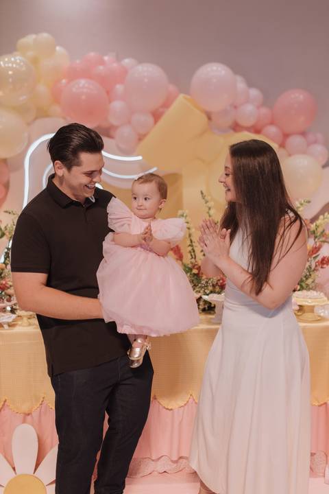 Decoração de aniversário de 1 ano com tema de laço'