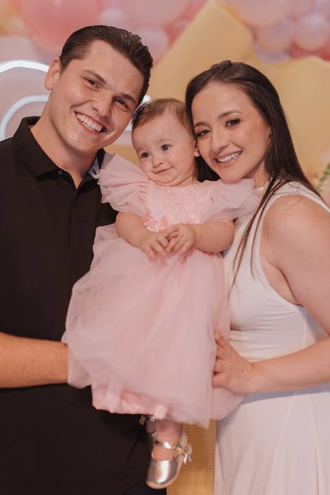 Decoração de aniversário de 1 ano com tema de laço'