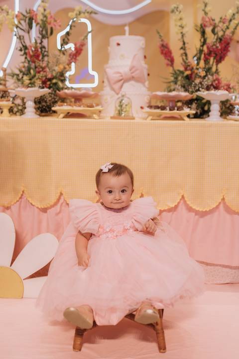 Decoração de aniversário de 1 ano com tema de laço'