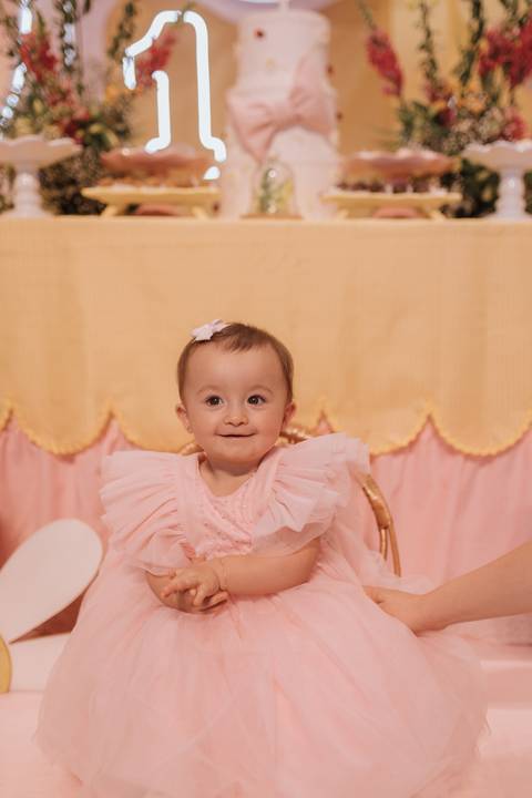 Decoração de aniversário de 1 ano com tema de laço'