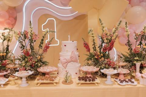 Decoração de aniversário de 1 ano com tema de laço'