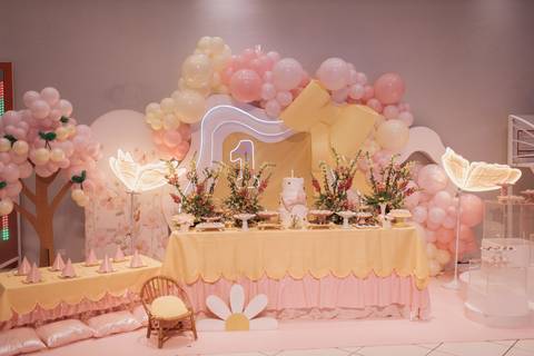 Decoração de aniversário de 1 ano com tema de laço'