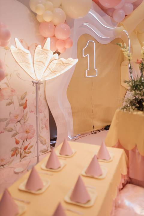 Decoração de aniversário de 1 ano com tema de laço'