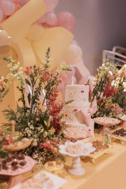 Decoração de aniversário de 1 ano com tema de laço'