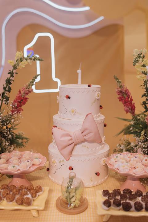 Decoração de aniversário de 1 ano com tema de laço'