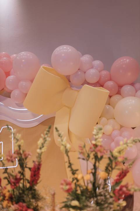 Decoração de aniversário de 1 ano com tema de laço'