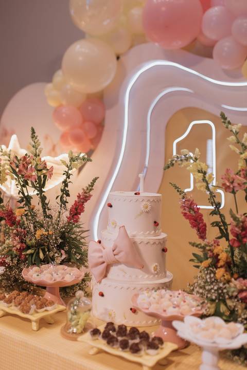 Decoração de aniversário de 1 ano com tema de laço'