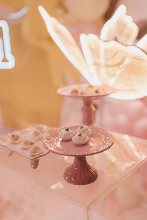 Decoração de aniversário de 1 ano com tema de laço'