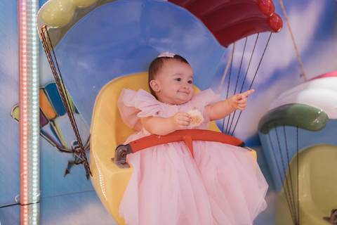 Decoração de aniversário de 1 ano com tema de laço'