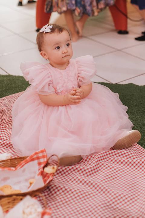 Decoração de aniversário de 1 ano com tema de laço'