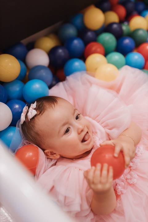 Decoração de aniversário de 1 ano com tema de laço'