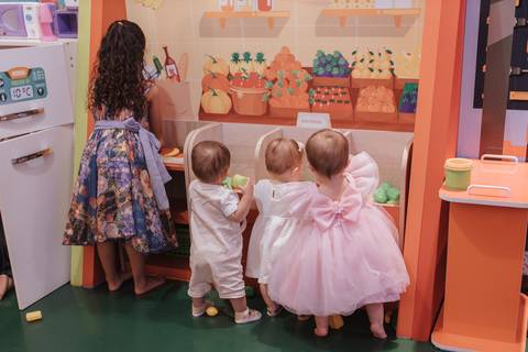 Decoração de aniversário de 1 ano com tema de laço'