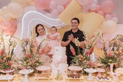 Decoração de aniversário de 1 ano com tema de laço'