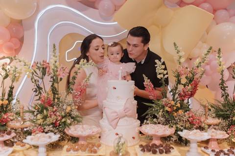 Decoração de aniversário de 1 ano com tema de laço'