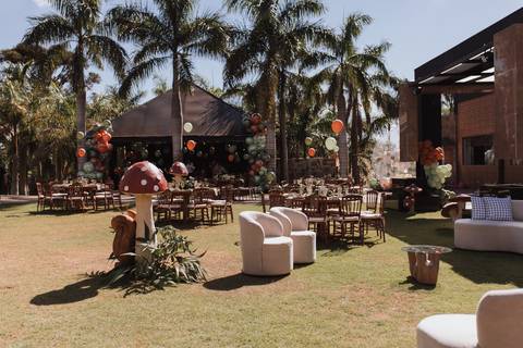 Decoração de aniversário de 1 ano com tema de bosque'