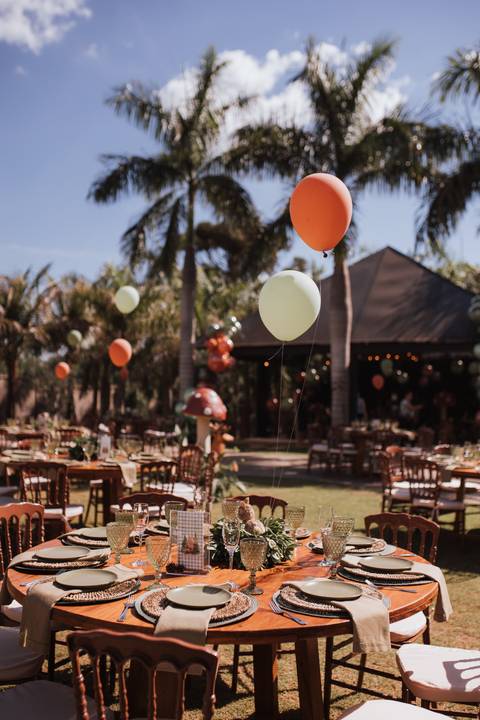 Decoração de aniversário de 1 ano com tema de bosque'