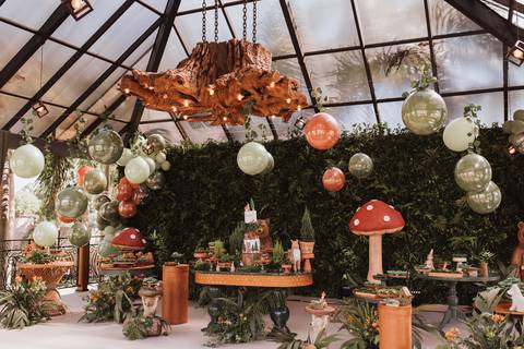 Decoração de aniversário de 1 ano com tema de bosque'