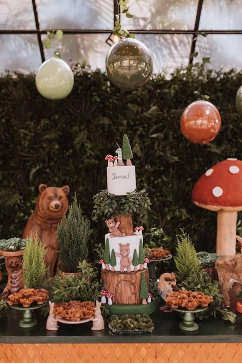 Decoração de aniversário de 1 ano com tema de bosque'