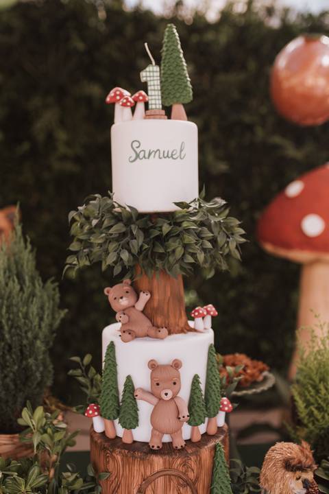 Decoração de aniversário de 1 ano com tema de bosque'