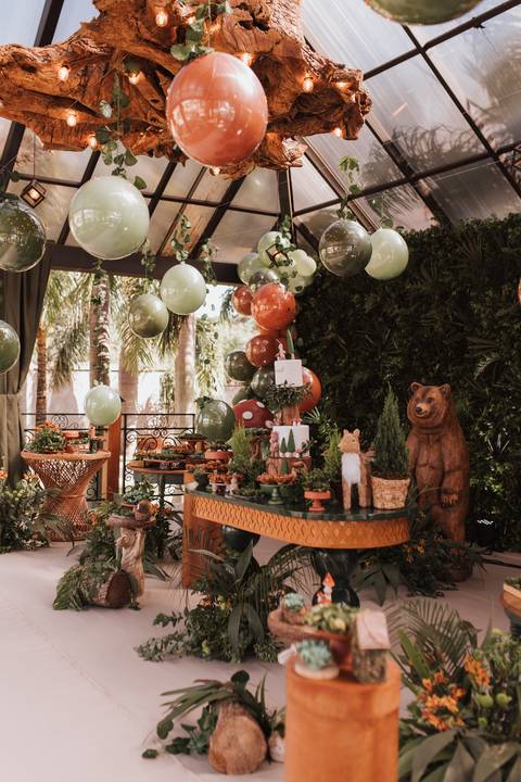 Decoração de aniversário de 1 ano com tema de bosque'