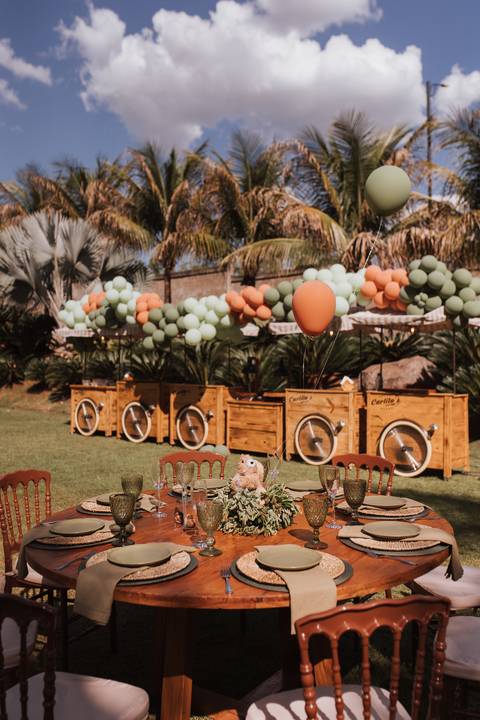 Decoração de aniversário de 1 ano com tema de bosque'