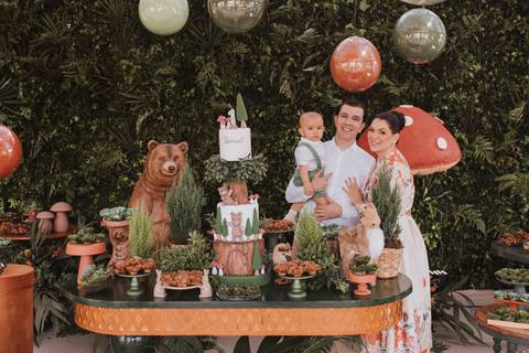 Decoração de aniversário de 1 ano com tema de bosque'