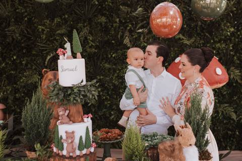 Decoração de aniversário de 1 ano com tema de bosque'