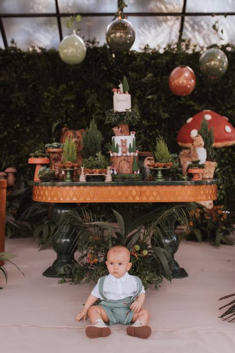 Decoração de aniversário de 1 ano com tema de bosque'