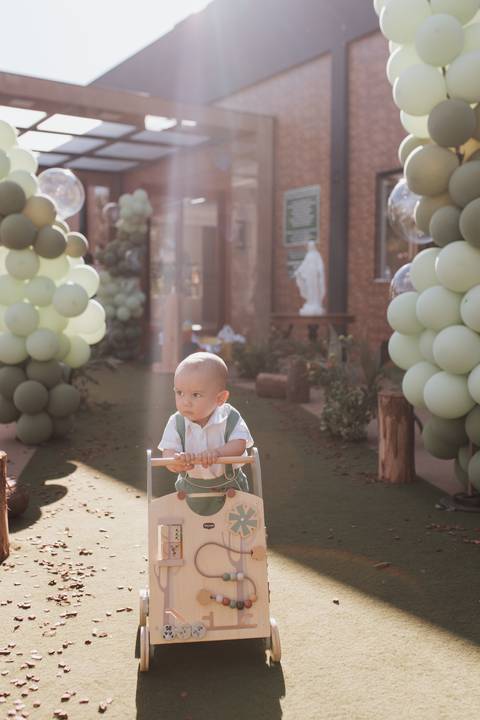 Decoração de aniversário de 1 ano com tema de bosque'