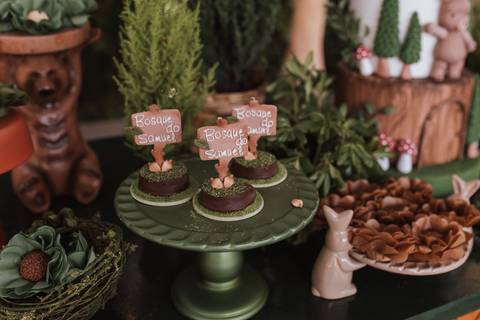 Decoração de aniversário de 1 ano com tema de bosque'