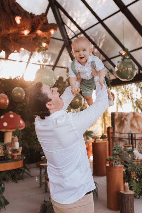 Decoração de aniversário de 1 ano com tema de bosque'