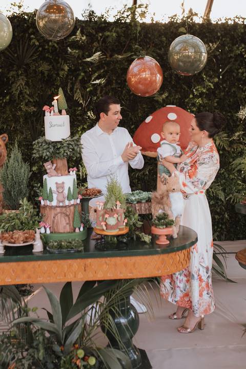 Decoração de aniversário de 1 ano com tema de bosque'