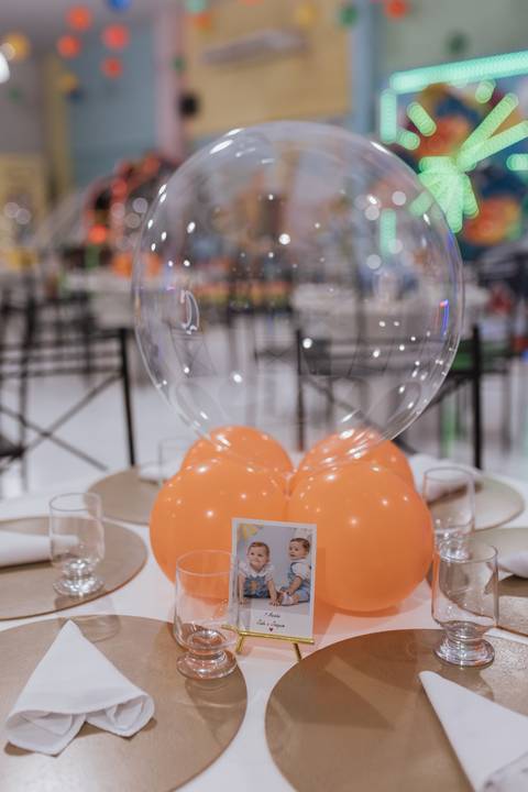 Decoração de aniversário de 1 ano de gêmeos com tema primeira volta ao sol'