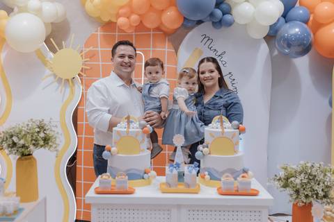 Decoração de aniversário de 1 ano de gêmeos com tema primeira volta ao sol'