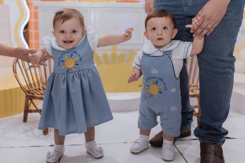 Decoração de aniversário de 1 ano de gêmeos com tema primeira volta ao sol'